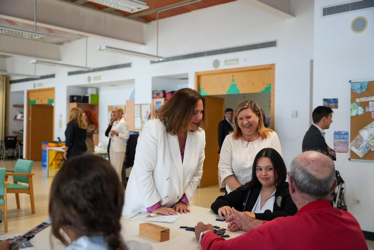 La delegación llegada desde Palma y Eivissa visitaron las diferentes dependencias de la residencia y el Centro de día