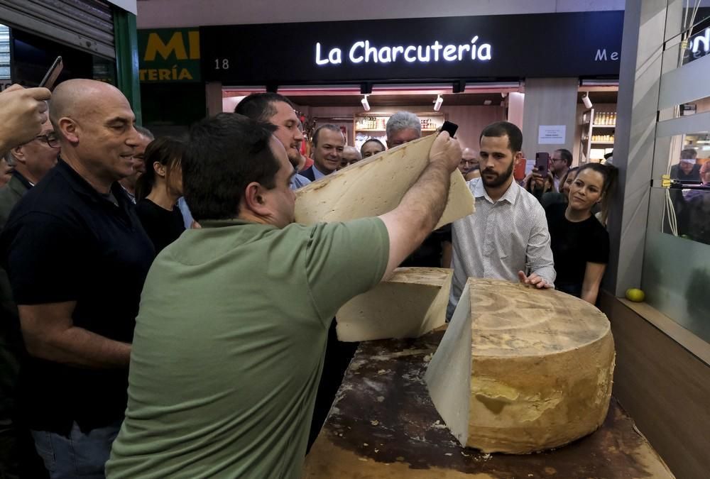 Bolaños corta un queso de su marca de 135 kilos en el Mercado Central