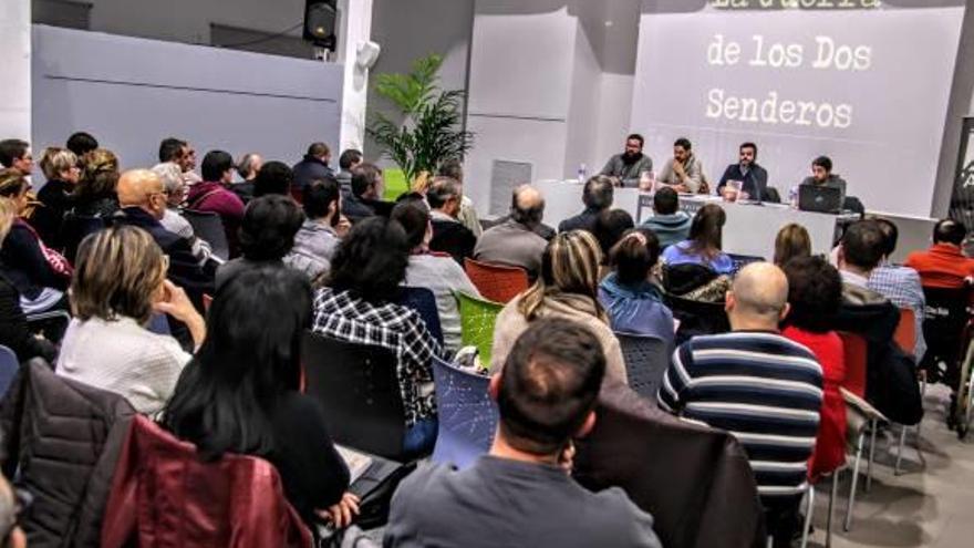 Uno de los momentos de la presentación del libro en el que se aprecia el numeroso público.