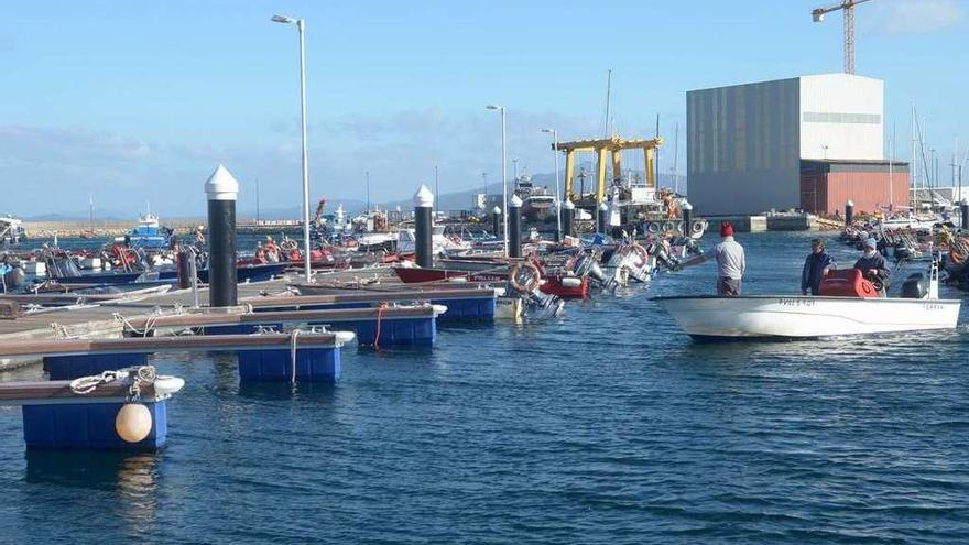 Nuevos pantalanes de la tercera lista en el muelle de O Xufre de A Illa. // Noé Parga