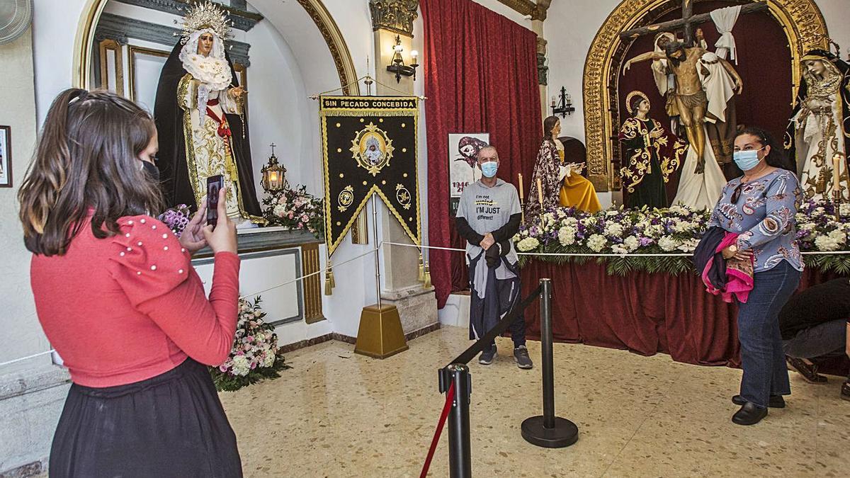 Visita a la exposición de pasos de Santa Cruz de Alicante tras la suspensión de la Semana Santa.  | PILAR CORTÉS