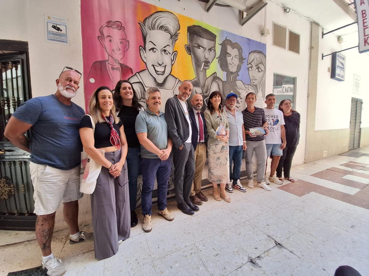 La ministra Ana Redondo y el subdelegado Javier Salas, durante el encuentro con activistas LGTBI+ en el que se presentó la transformación del embemático Pasaje Begoña.
