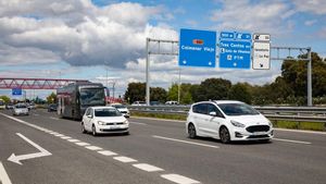 Varios coches en la M-607, a 22 de abril de 2025, en Madrid (España)