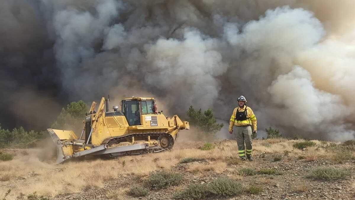 Una de las máquinas en la extinción del incendio en Las Hurdes.