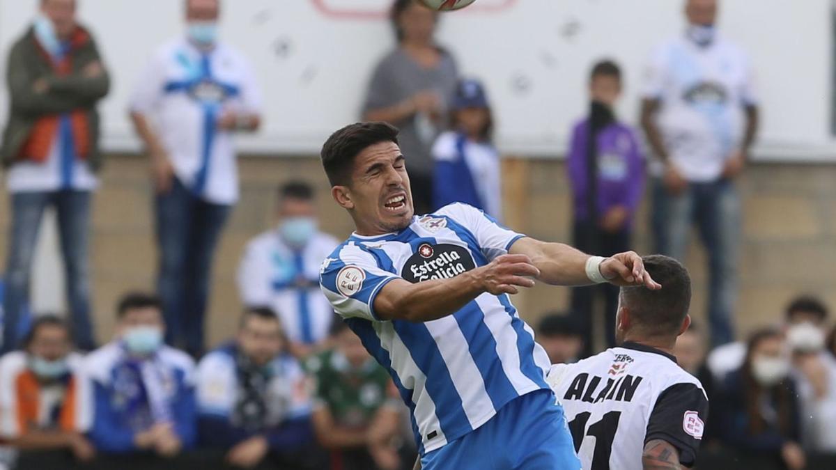 Víctor García salta ante Alain Oyarzun durante el Real Unión-Deportivo de la primera vuelta. |  // LOF