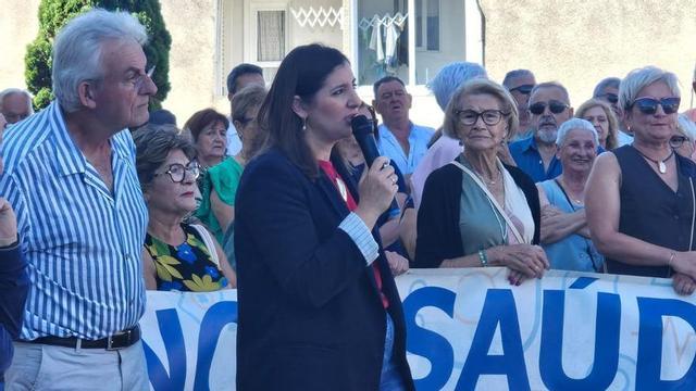 Un momento de la protesta de este domingo ante el nuevo centro de salud. | FDV