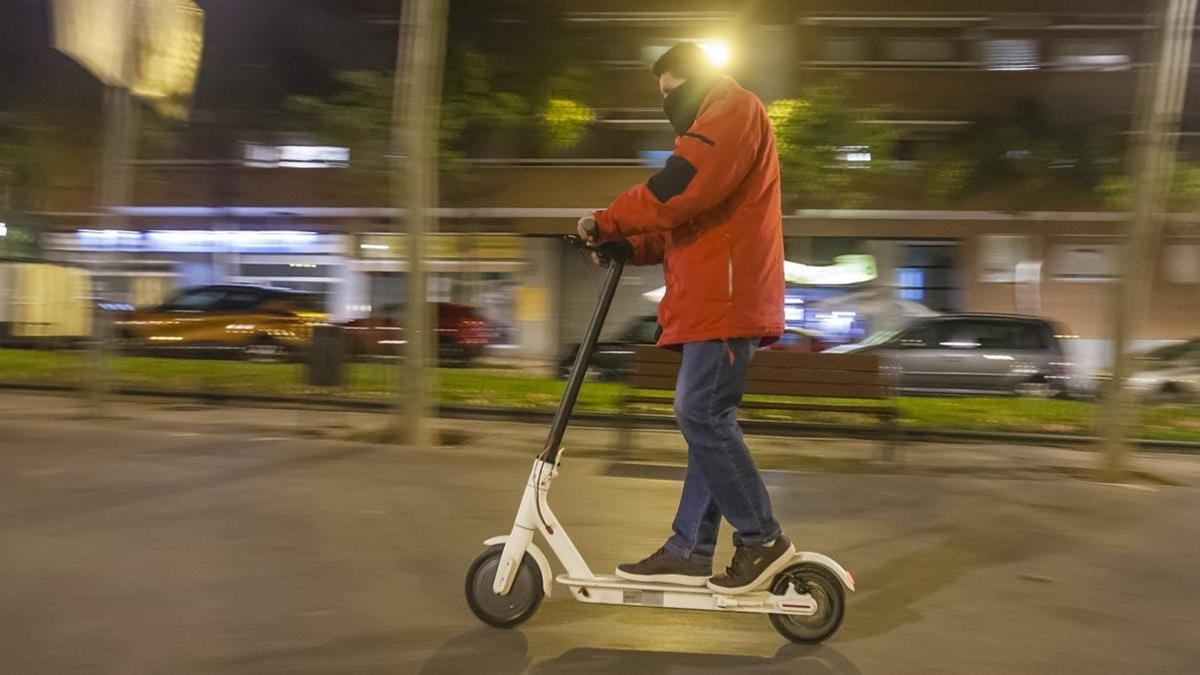 Un usuario de patinete, en la Rambla del Carme d'Esplugues, donde murió atropellada una anciana.