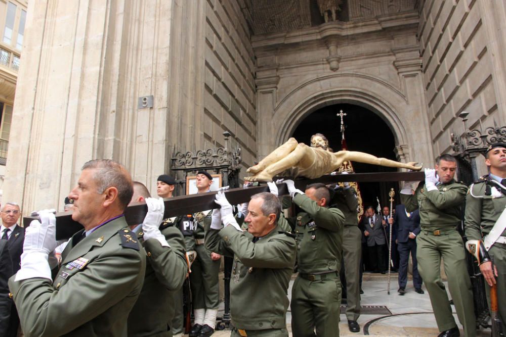 Las imágenes de la Brigada de Paracaidistas trasladando al Cristo de Ánimas por el entorno de la iglesia de San Juan