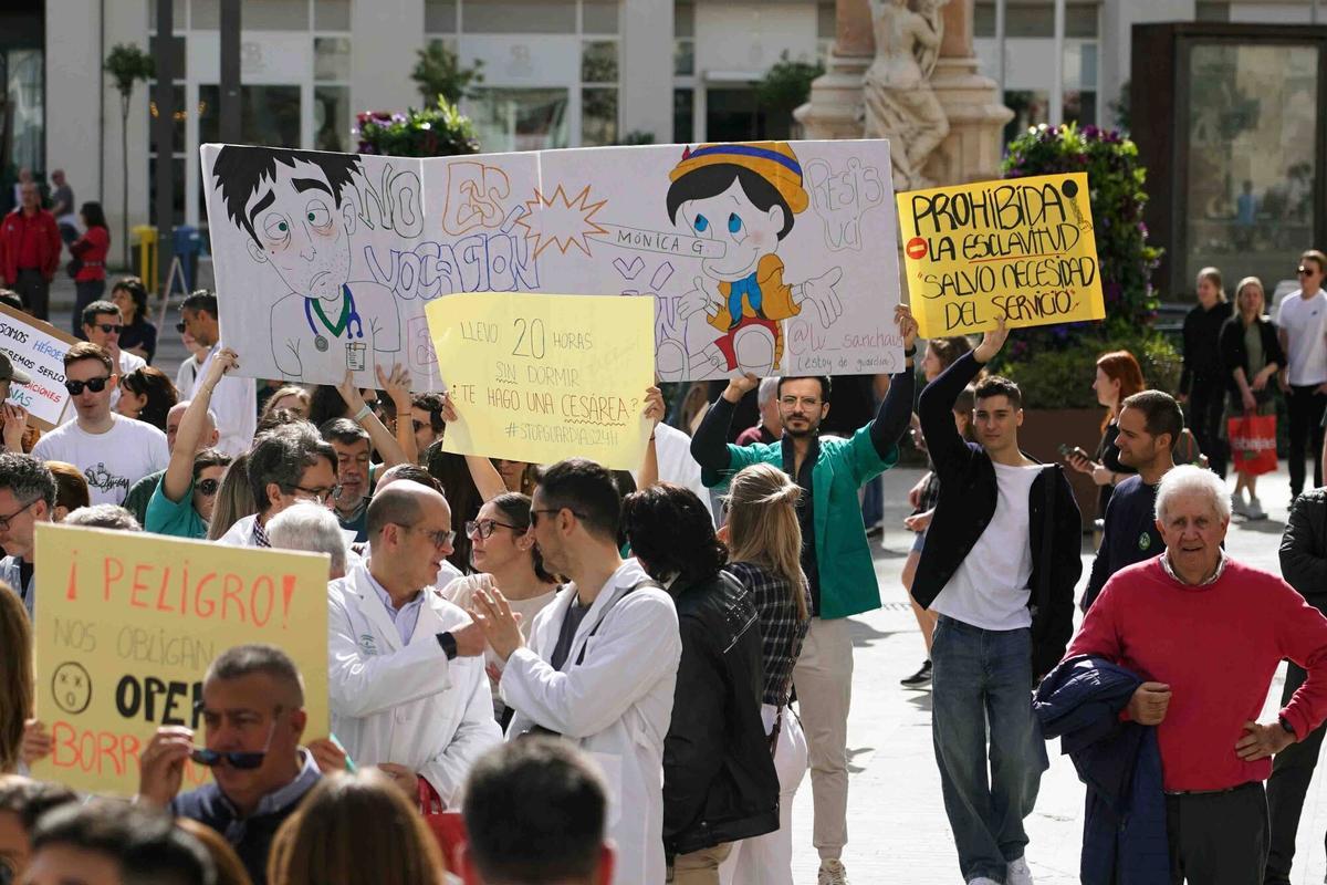 Más de medio millar de médicos de Málaga marchan por calle Larios en una nueva jornada de huelga Más de medio millar de médicos de Málaga marchan por calle Larios en una nueva jornada de huelga