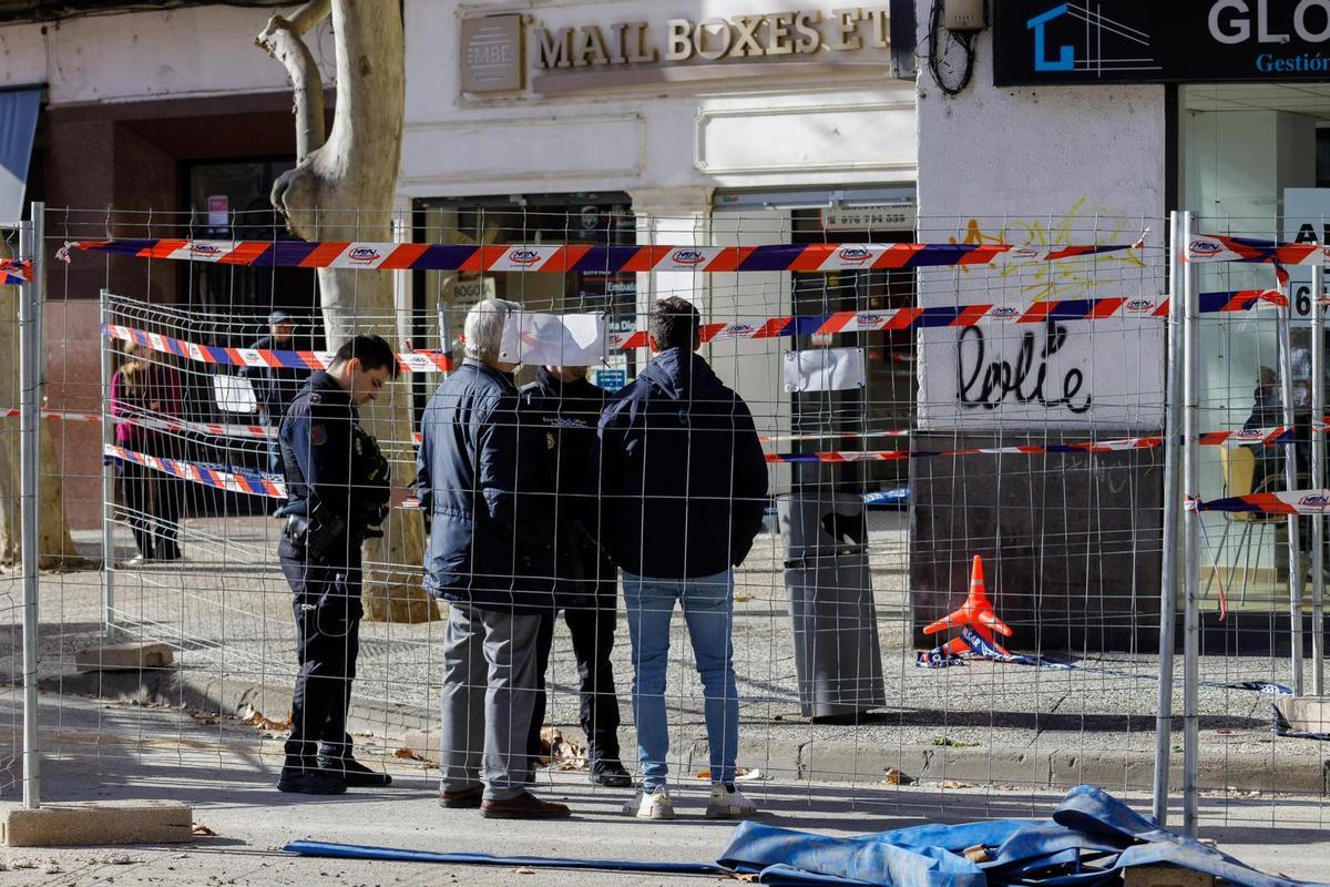 Intervención de los bomberos en la plaza San Miguel de Zaragoza.