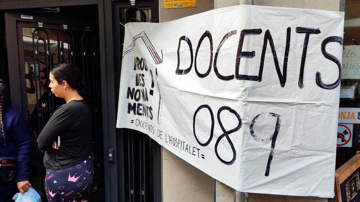 Profesores de la plataforma Docents 089 de L'Hospitalet acuden a un desahuchio en el barrio de la Torrassa.