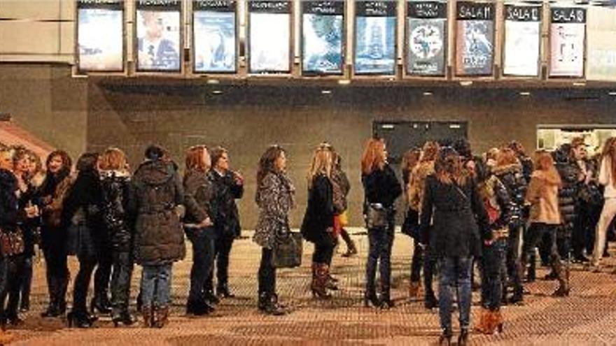 Centenars de dones van acudir als cinemes Albèniz plaça per veure el film de &quot;50 ombres d&#039;en Grey&quot;.