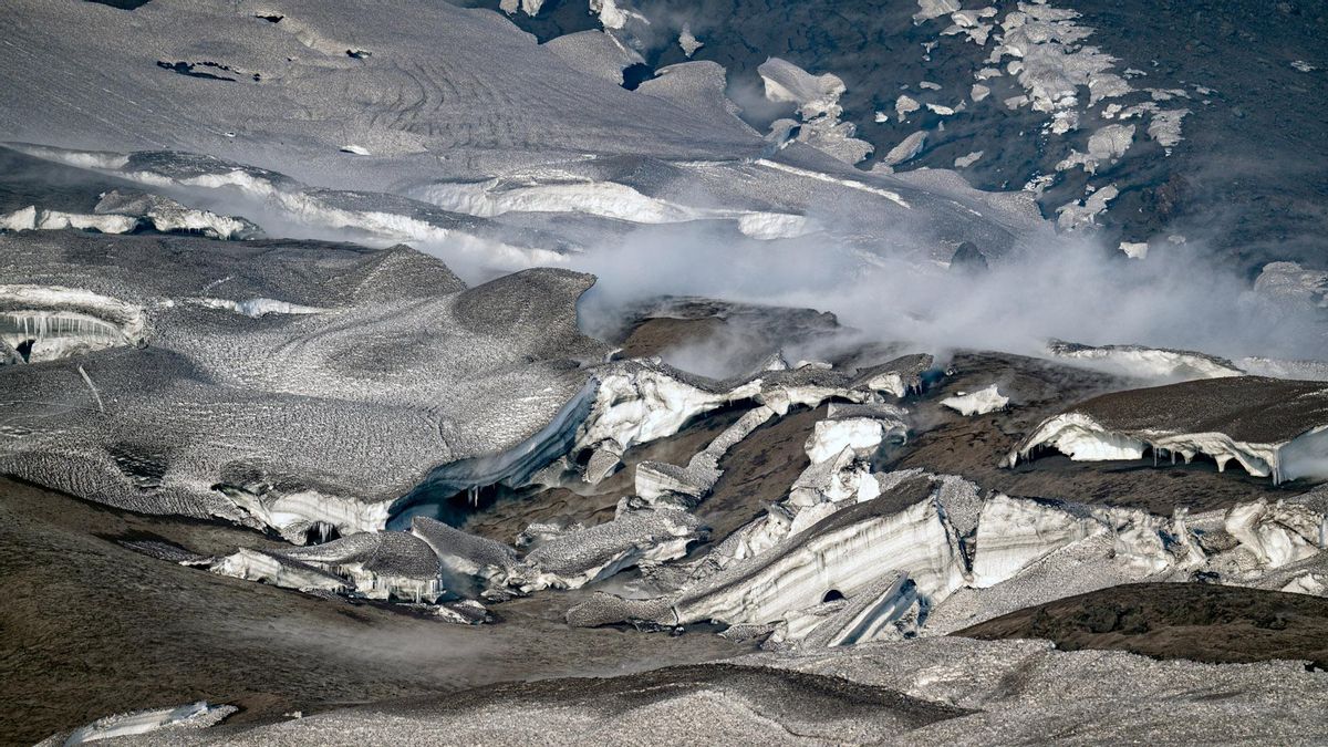 La lava fluye sobre la nieve en el volcán Etna