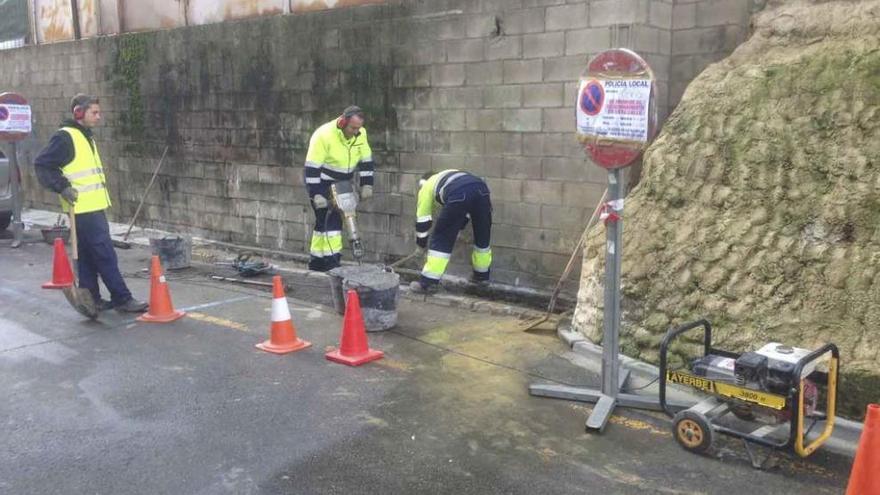 Trabajadores municipales en una obra realizada en 2014.