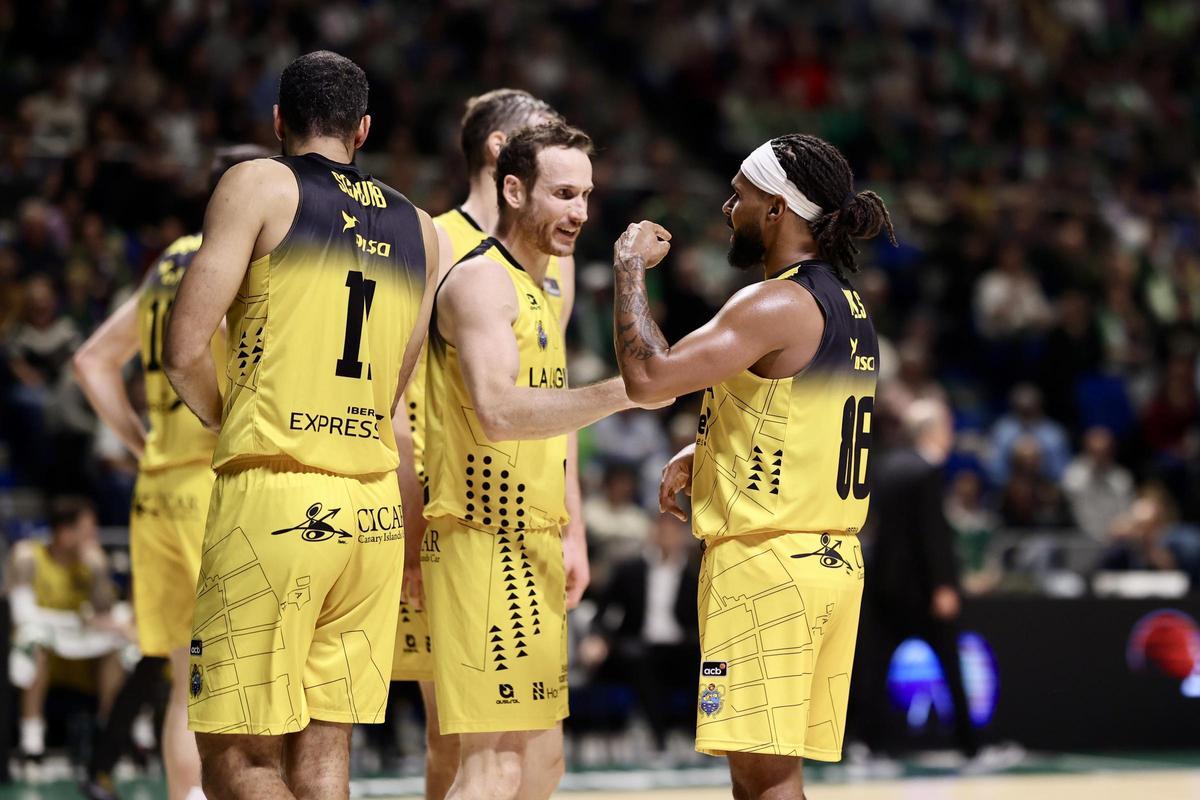 Huertas y Mills dialogan durante un momento del partido ante el Unicaja.