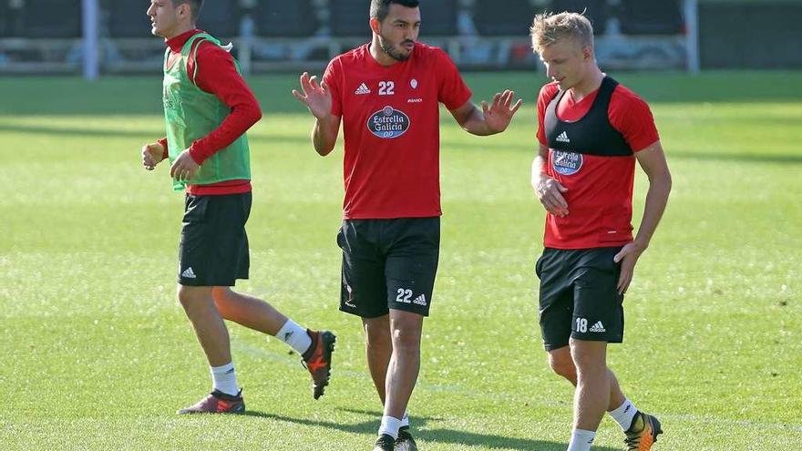 Radoja, Cabral y Wass, ayer, durante el entrenamiento en Balaídos. // Marta G. Brea