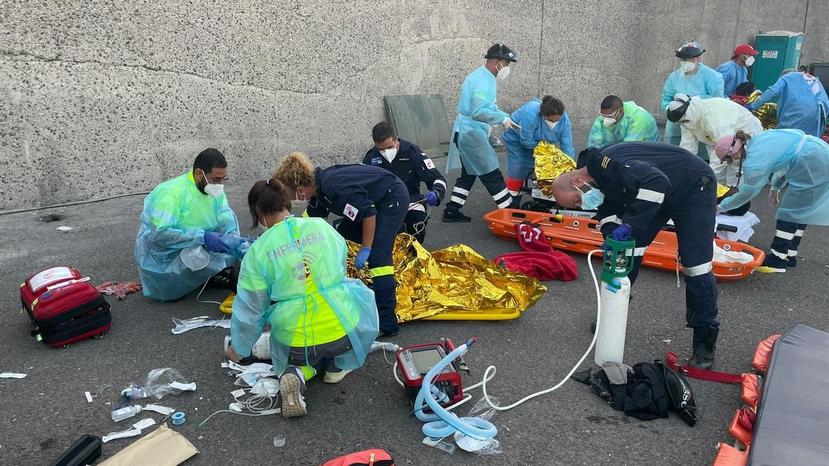 Asistencia a migrantes,ayer, en el muelle de Arguineguín, en el municipio de Mogán.