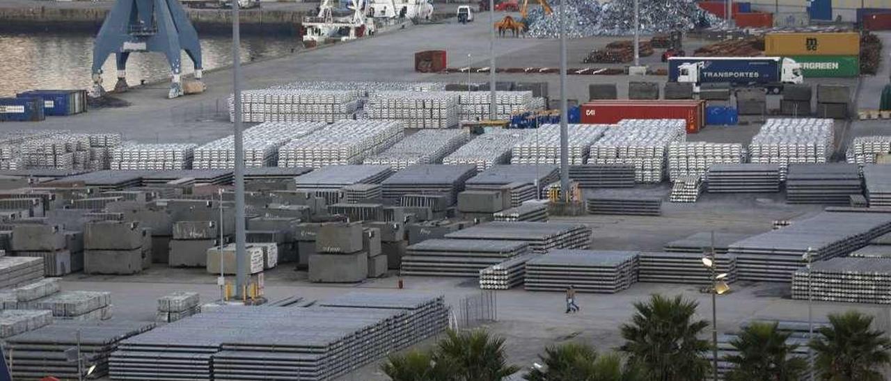 Cargamentos de alumunio apilados en la explanada del muelle Transversal. // R. Grobas