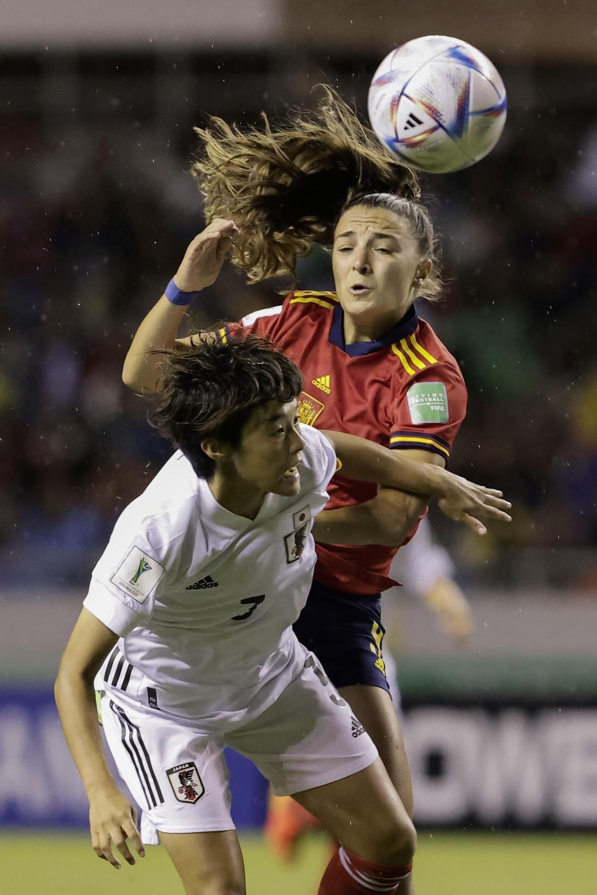 AMDEP6021. SAN JOSÉ (COSTA RICA), 28/08/2022.- Inma Gabarro (arriba) de España disputa el balón con Ibuki Nagae  de Japón hoy, en la final de la Copa Mundial Femenina Sub-20 entre España y Japón, en el estadio Nacional en San José (Costa Rica). EFE/Jeffrey Arguedas