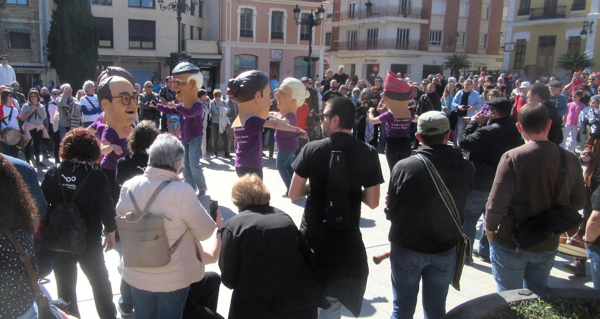 Actuación del Grup de Danses de Benimodo amb els Cabuts.