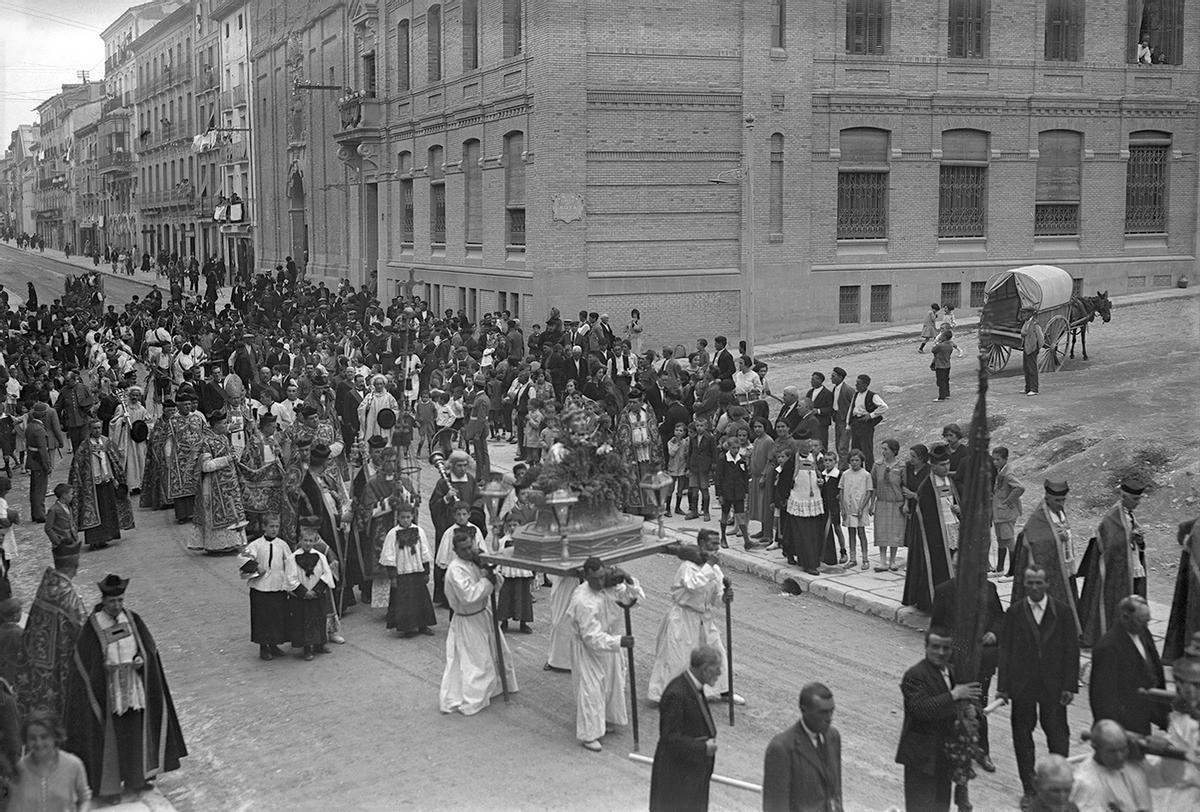 Procesión del patrón en las fiestas de San Lorenzo de Huesca el 10 de agosto de 1926.
