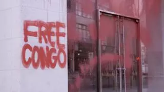 Activistas climáticos pintan de rojo una tienda de Apple por supuesta explotación en el Congo