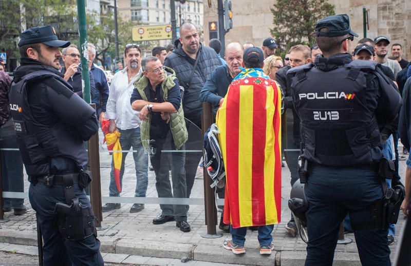 9 d'Octubre: Tensión en las manifestaciones en el centro de València