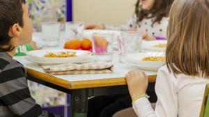 Més de 3.300 menors de Mataró requereixen i reben una beca menjador en la convocatòria del curs 2021/22