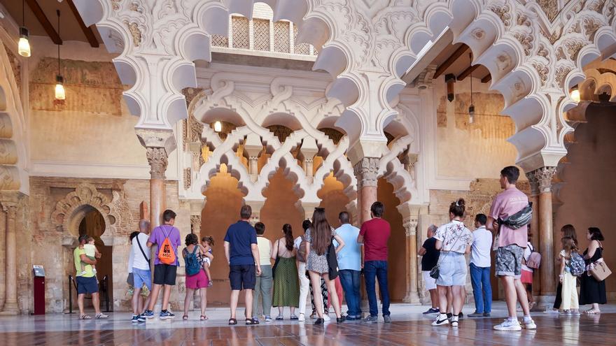 Turistas en el Palacio de La Aljafería.