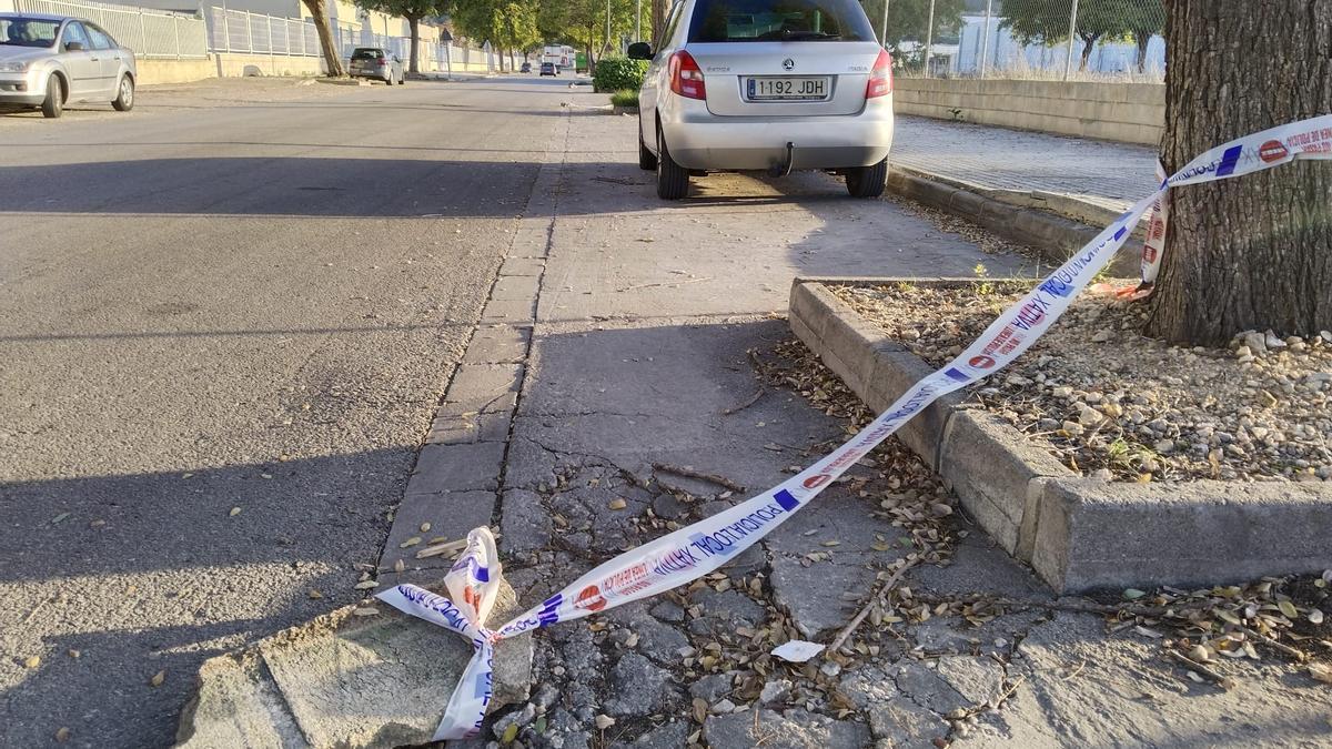 Un bloque de hormión tapando una boca de alcantarilla al descubierto.