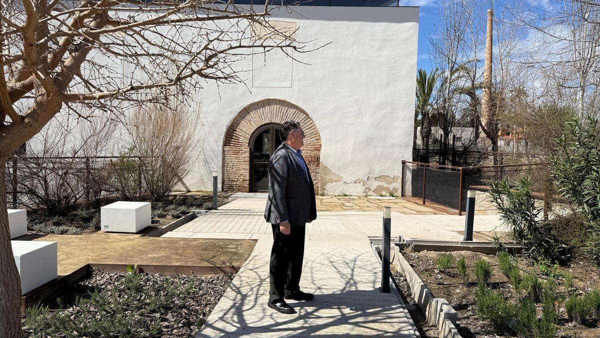 El edil socialista Andrés Guerrero denuncia el estado de abandono del Molino del Amor.