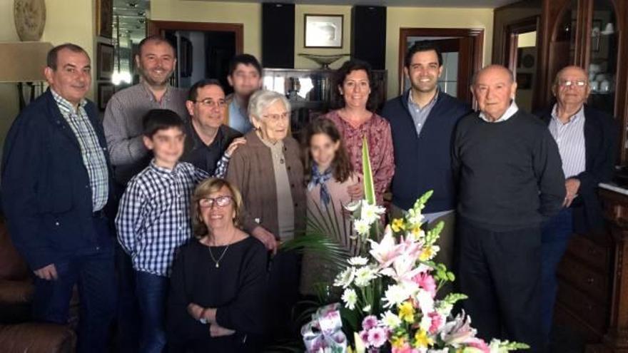 Paterna felicita a la vecina  que cumple cien años