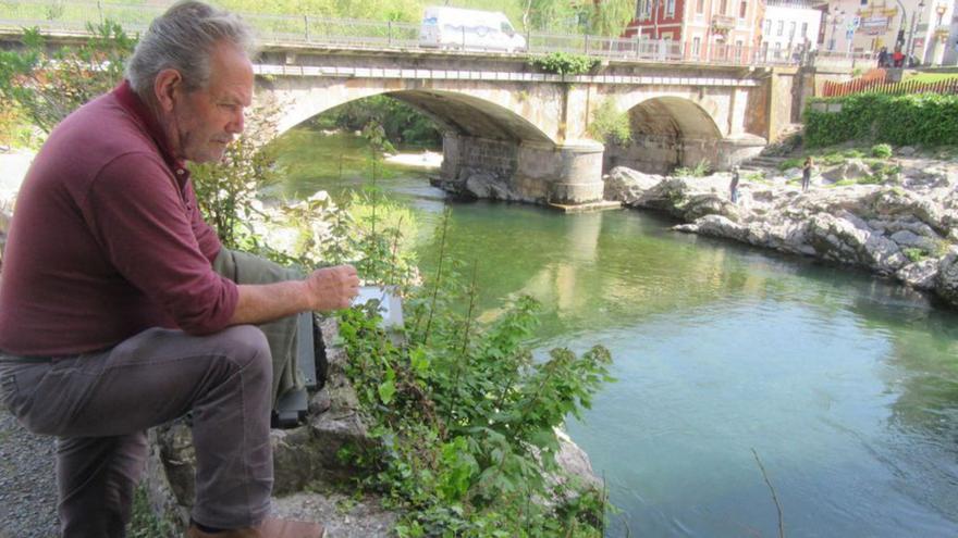 El pescador Kiko Vega observa el río Sella.