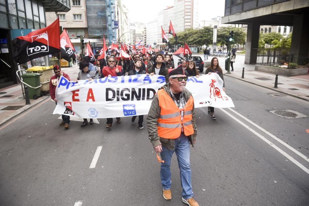 Unas 4.000 han secundado la manifestación convocada por UGT y CCOO que ha arrancado A Palloza y ha terminado en la plaza de Ourense, ante la Delegación del Gobierno en Galicia.