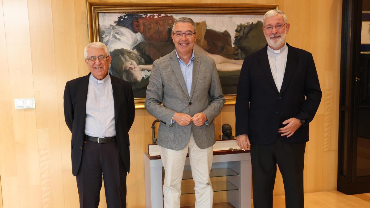 El presidente de la Diputación, Francisco Salado en una reunión con el nuevo deán del primer templo de la diócesis de Málaga, José Ferrary, y con el canónigo que hasta hace unos meses estuvo al frente al Cabildo Catedralicio, Antonio Aguilera.