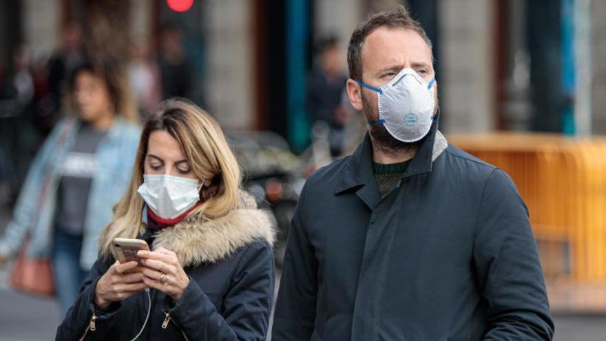 Dos personas con mascarillas en Valencia.