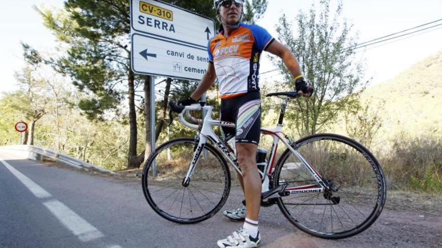 Pablo P. en la orilla de la vía en la que fue atacado por el conductor del coche.