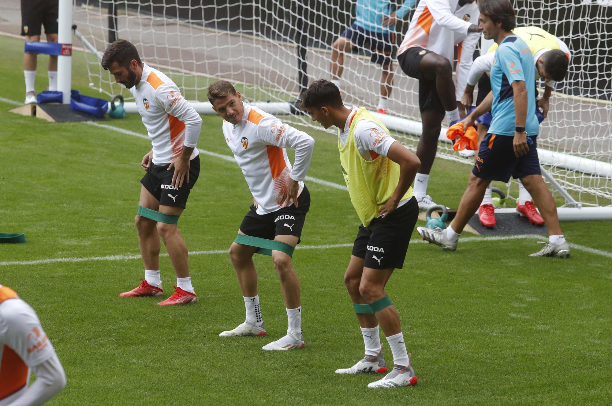 El Valencia entrena en Mestalla antes del partido frente al Villarreal