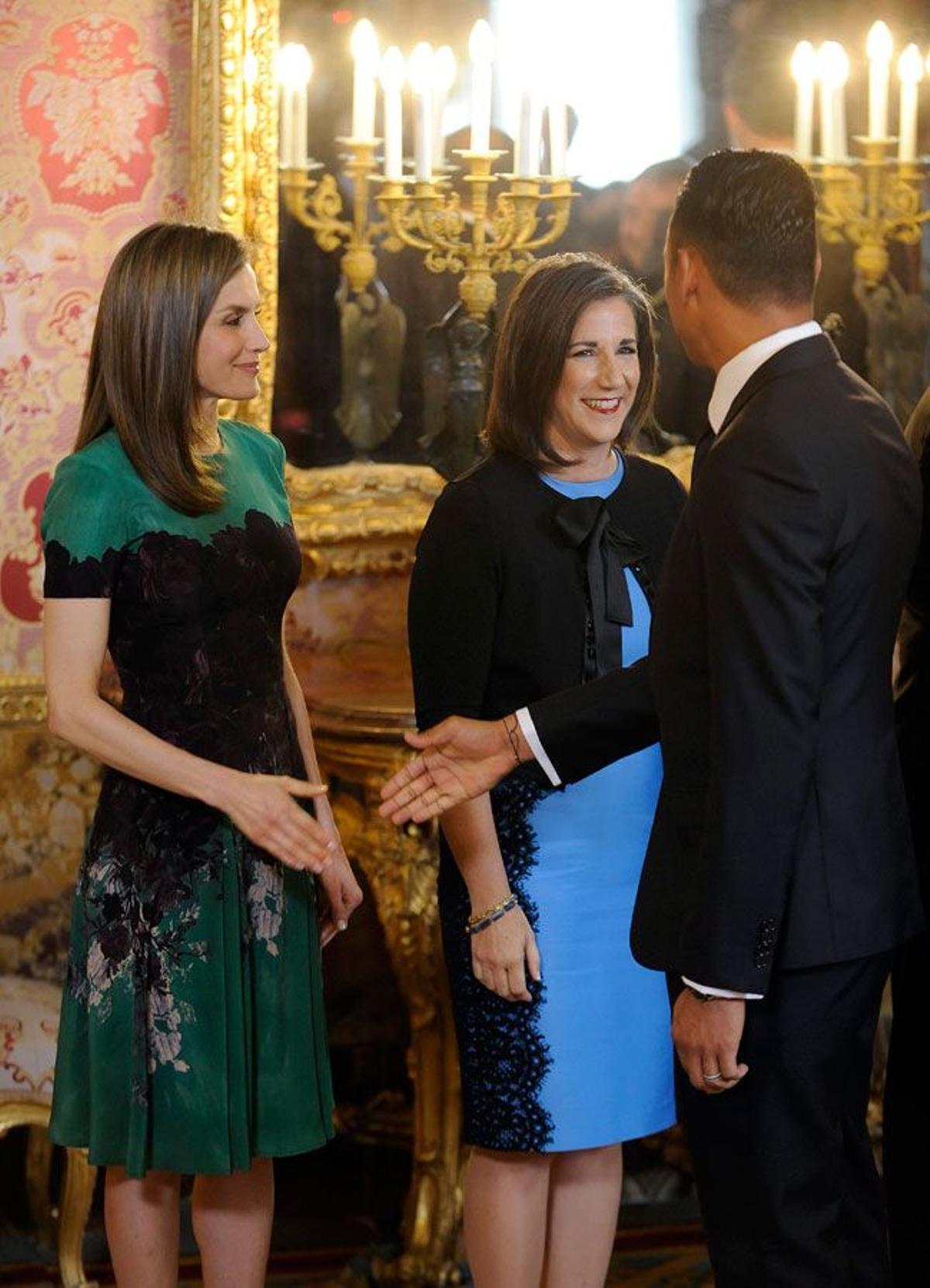 Letizia Ortiz con vestido estampado de Carolina Herrera saludando a los invitados