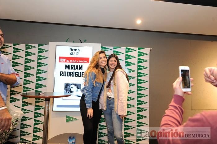 Miriam Rodríguez firma discos en El Corte Inglés