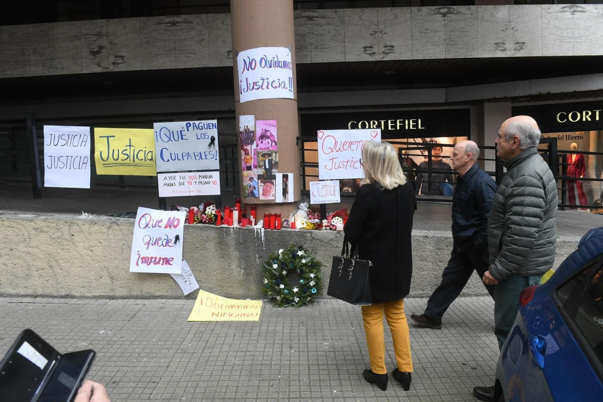 Altar improvisado por el joven apuñalado en A Coruña