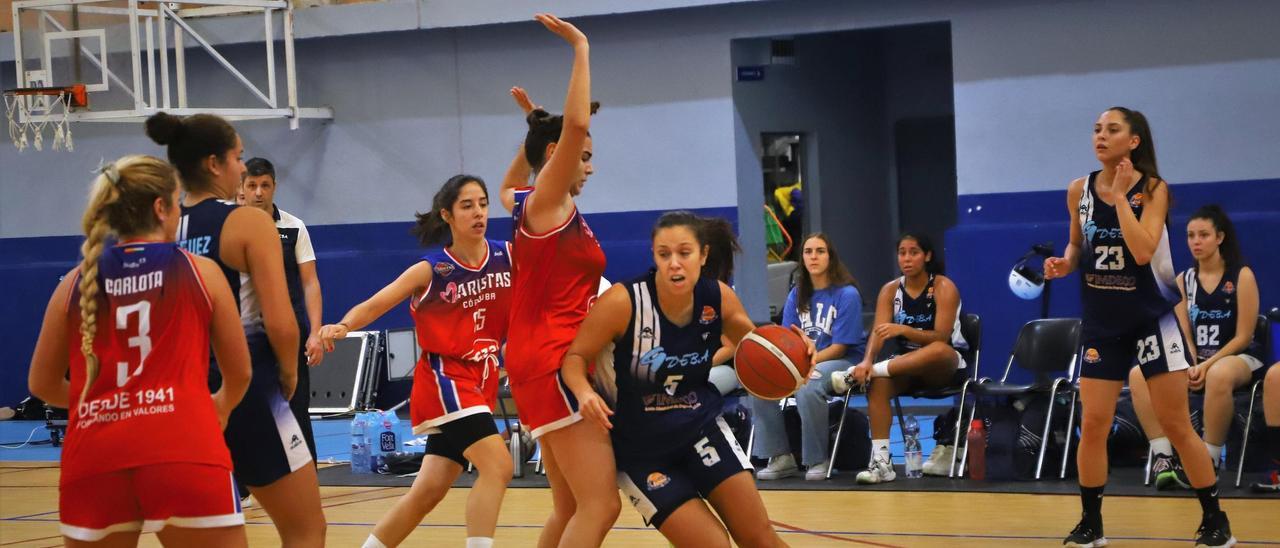Marta Rubio intenta superar a una rival.