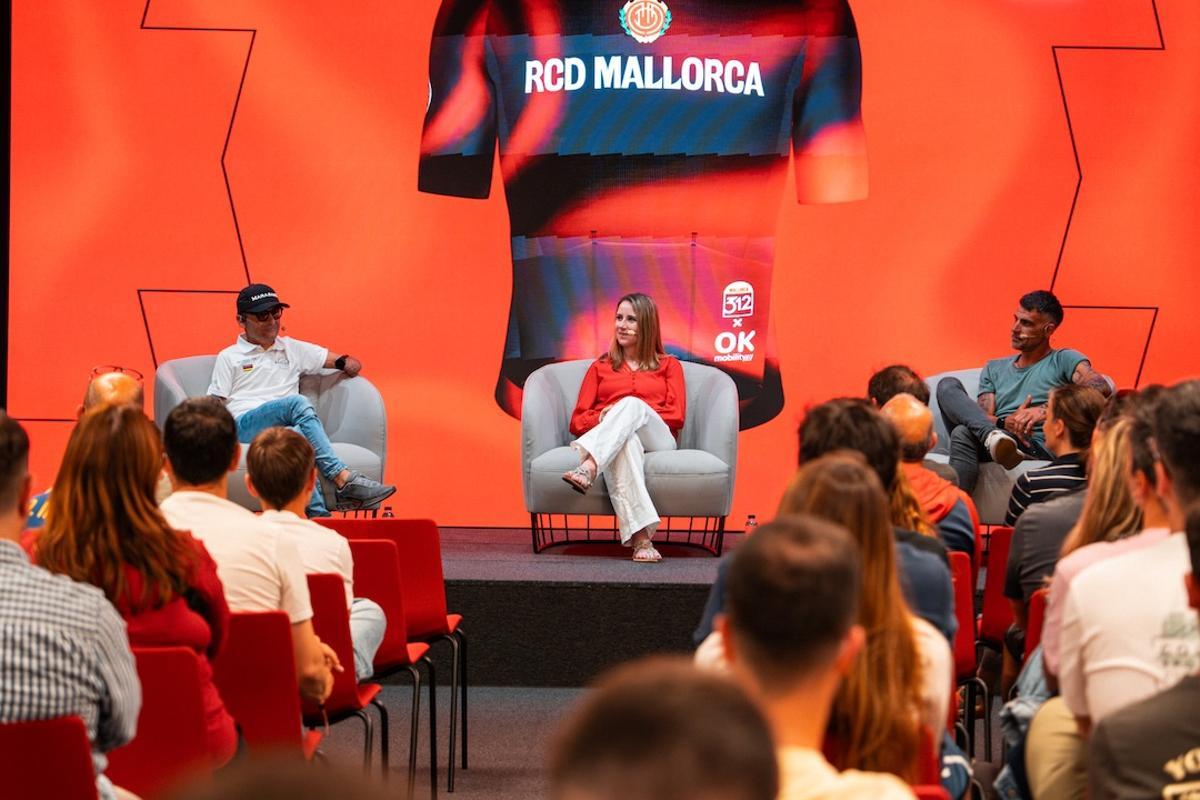 ricardo Ten, Annemiek van Vleuten y Óscar Pereiro, durante su charla con los abonados