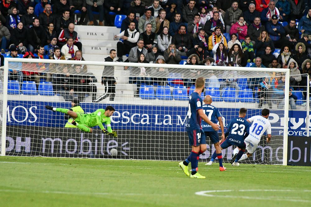 El partido entre el Huesca y el Real Oviedo, en imágenes