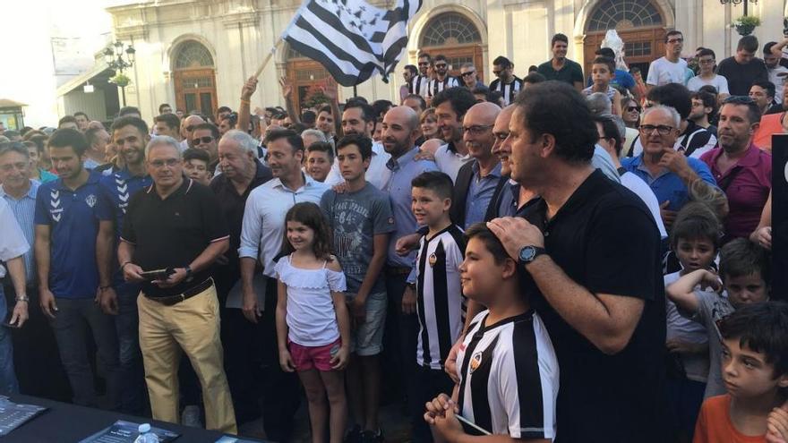 La familia del CD Castellón celebra el inicio de la campaña de abonos 2017/18 en la Plaza Mayor