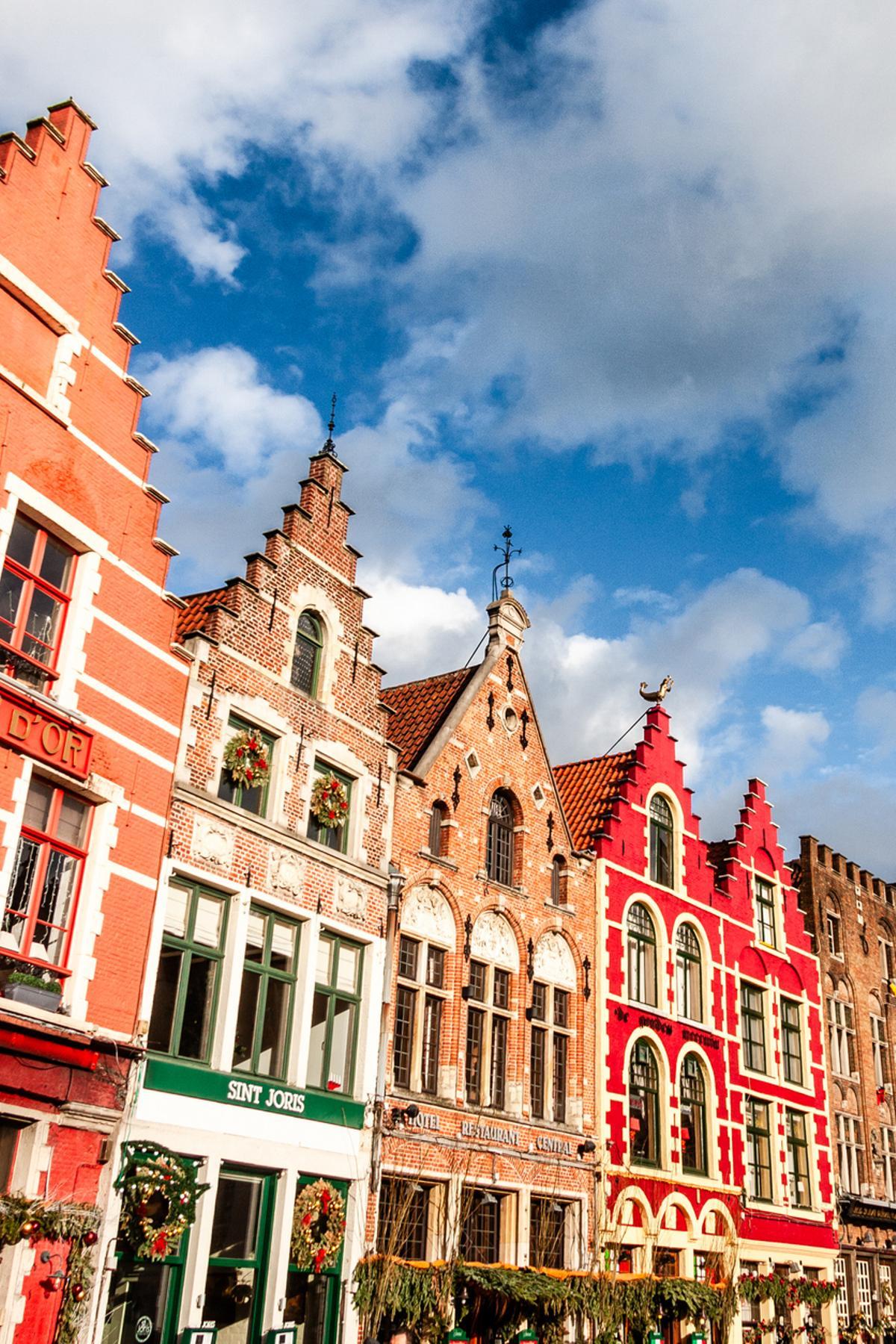 Casas de colores en el canal de Brujas, Bélgica