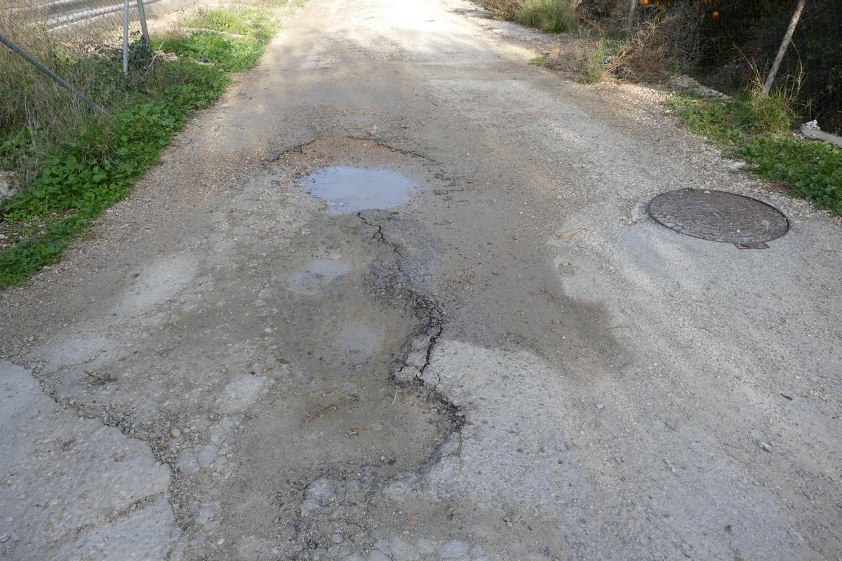 Deterioro del firme en la zona.