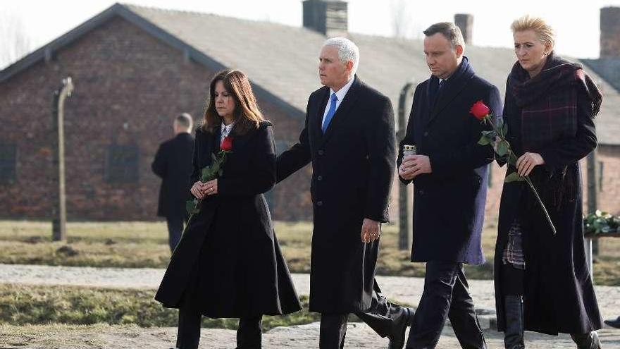 Visita a Auschwitz  |  El vicepresidente de EstadosUnidos, Mike Pence, y su esposa Karen (izquierda) recorriendo ayer el campo de exterminio nazi de Auschwitz en unión del presidente polaco, Andrzej Duda, y la primera dama Agata Kornhauser-Duda, durante su visita oficial a Polonia.