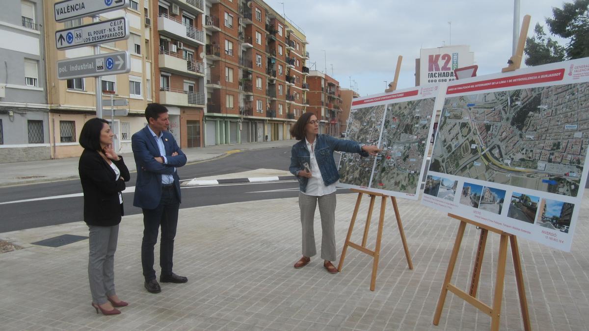 Roser Obrer explicando el proyecto a Rebeca Torró y Rafa García. 
