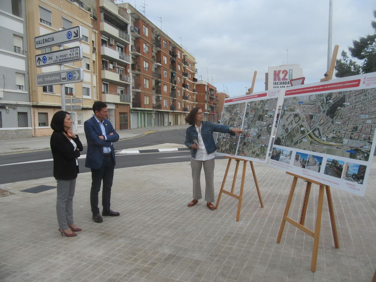 La directora generar Roser Obrer explicando los detalles del proyecto a la consellera y el alcalde de Burjassot.